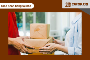 Nhân viên Trung Tín đến tận nơi lấy hàng cho khách