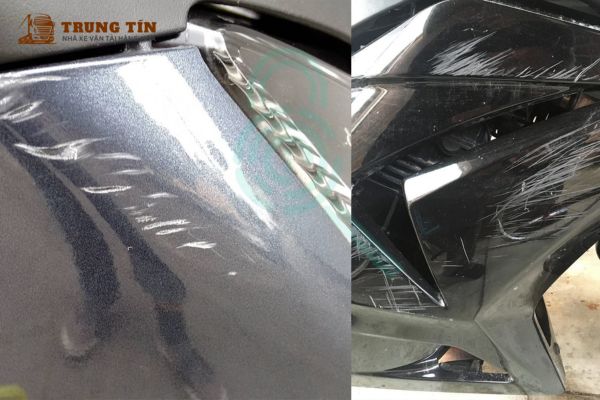 Xe máy bị trầy xước và bong tróc tem do không được bọc kỹ khi vận chuyển.