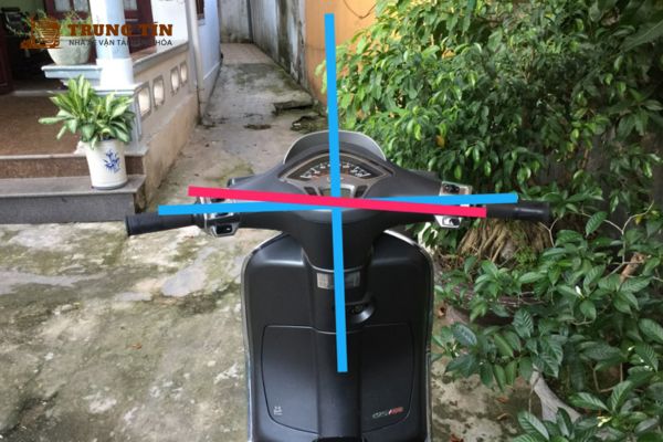 Xe máy bị cong vành, lệch tay lái do không cố định và bọc kỹ khi vận chuyển đường dài.