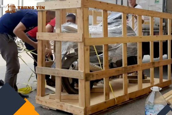 Kết hợp bìa carton và khung gỗ giúp bảo vệ xe tối đa khi vận chuyển đường dài.