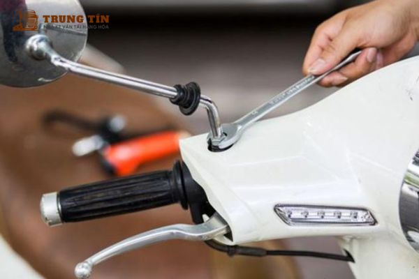 Tháo và bọc gương xe máy riêng để tránh gãy, trầy xước khi vận chuyển.