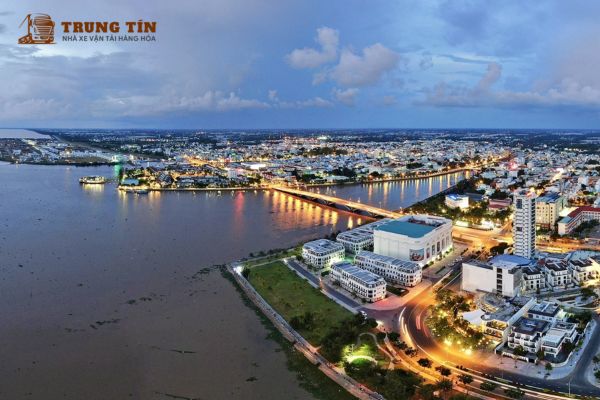 Tuyến vận tải qua cảng Rạch Giá – Hà Tiên giúp kết nối hàng hóa từ đất liền ra đảo