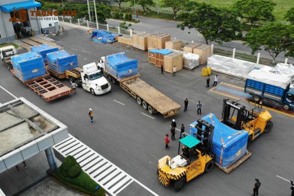 Hình ảnh đội xe vận tải Trung Tín sẵn sàng cho hành trình Bắc Nam