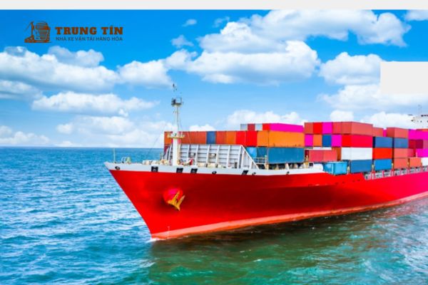 Nhân viên giao nhận điền thông tin vào tờ khai để hoàn tất thủ tục vào sổ tàu.