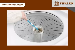 Làm sạch bộ lọc và ống xả giúp máy giặt xả nước nhanh và ổn định hơn