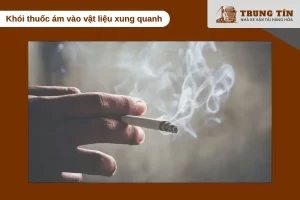 Khói thuốc bám sâu vào rèm, thảm, sofa và bề mặt trong phòng.