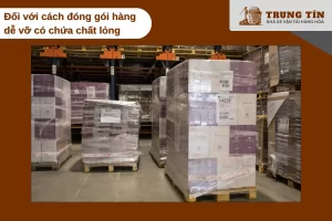 Đóng gói hàng dễ vỡ chứa chất lỏng bằng túi chống tràn và giấy bubble.
