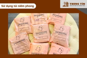Sử dụng túi niêm phong để bảo vệ quần áo khỏi bụi bẩn và ánh nắng.