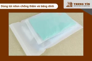 Dùng túi nilon chống thấm và băng dính để bảo vệ kiện hàng khỏi nước.