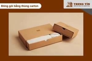 Đóng gói bằng thùng carton giúp bảo vệ và giữ dáng cho quần áo cao cấp.
