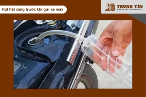 Hút hết xăng giúp đảm bảo an toàn khi gửi xe máy đường dài