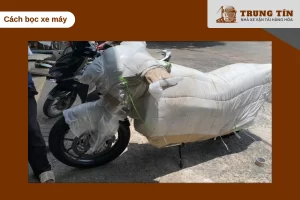 Bọc xe máy đúng chuẩn giúp hạn chế trầy xước khi vận chuyển đường dài