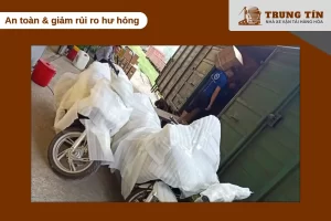 Xe máy được cố định và bọc kỹ khi gửi bằng tàu hỏa