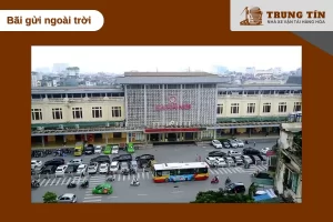 Bãi gửi xe máy ngoài trời bên phải cổng ga Hà Nội, gần đường Trần Quý Cáp