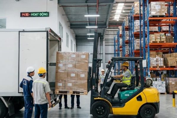 Hoạt động bốc xếp diễn ra liên tục tại kho để đảm bảo lịch trình xe chạy đúng tuyến Sài Gòn - Đà Nẵng mỗi ngày.